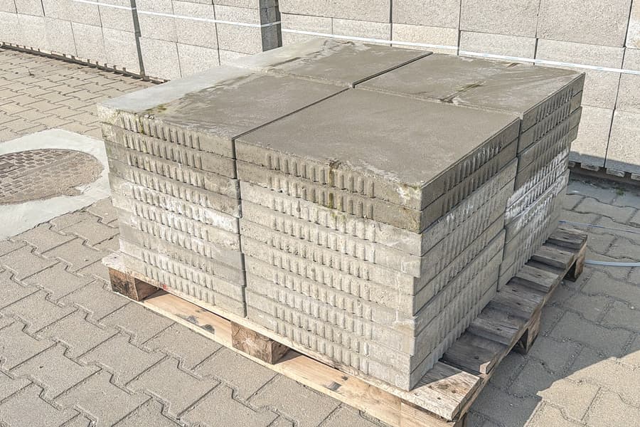 10 Paletten mit Betonplatten NF Grau, ca. 120 m2